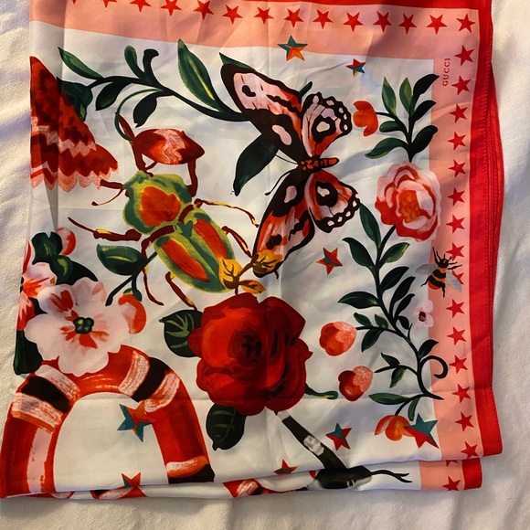 Gucci luxurious Silk scarf - Picture 9 of 11